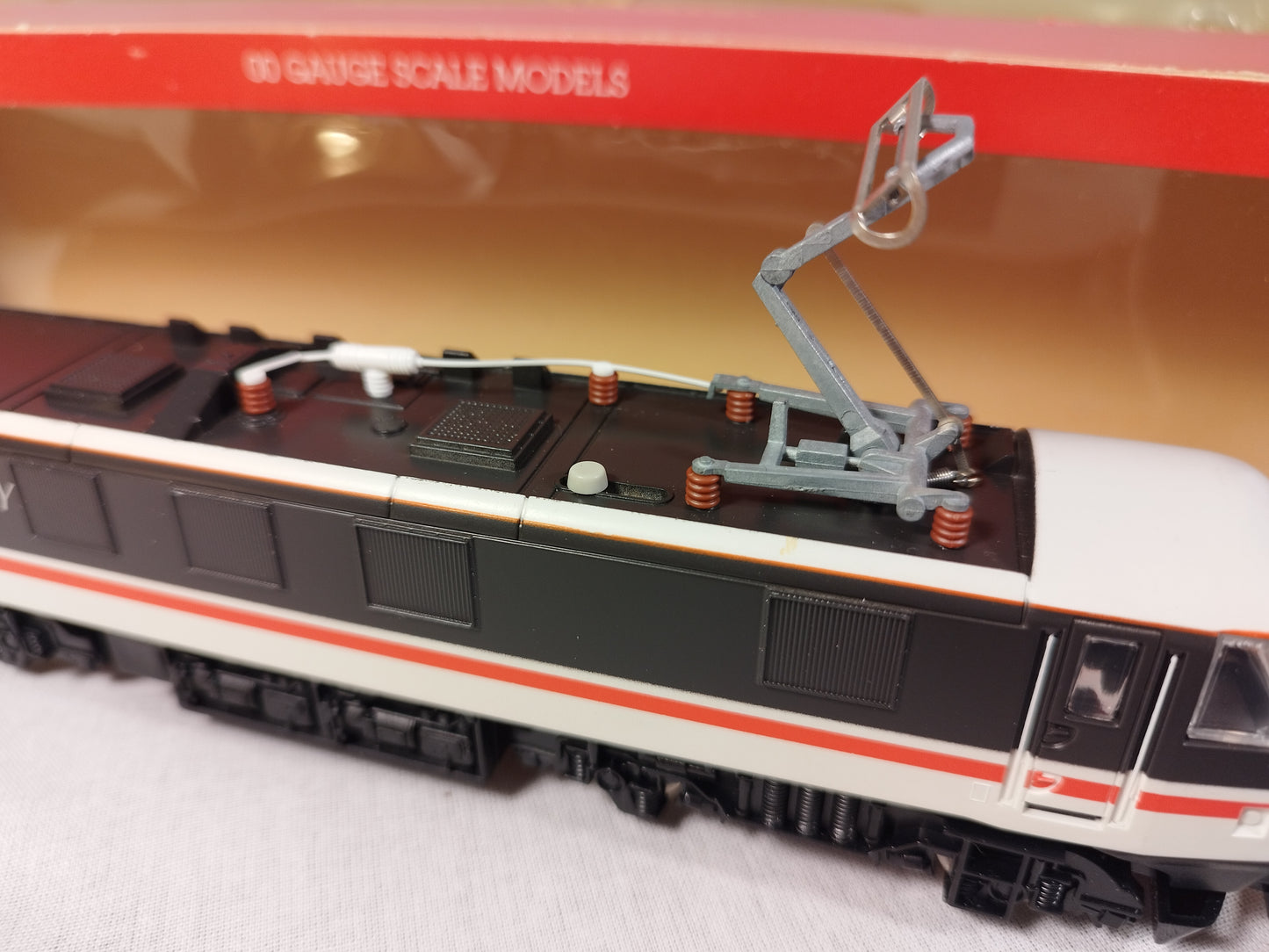 Hornby OO Gauge Class 90 "Bo-Bo" Electric BR Intercity Livery R242 90 001