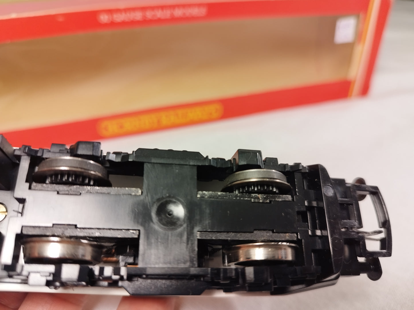 Hornby OO Gauge Class 90 "Bo-Bo" Electric BR Intercity Livery R242 90 001