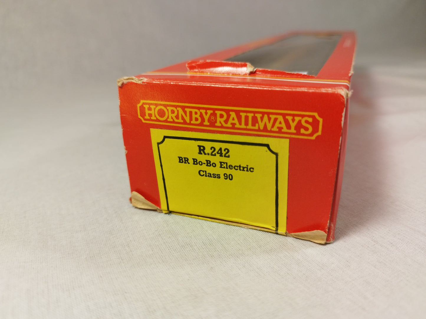 Hornby OO Gauge Class 90 "Bo-Bo" Electric BR Intercity Livery R242 90 001