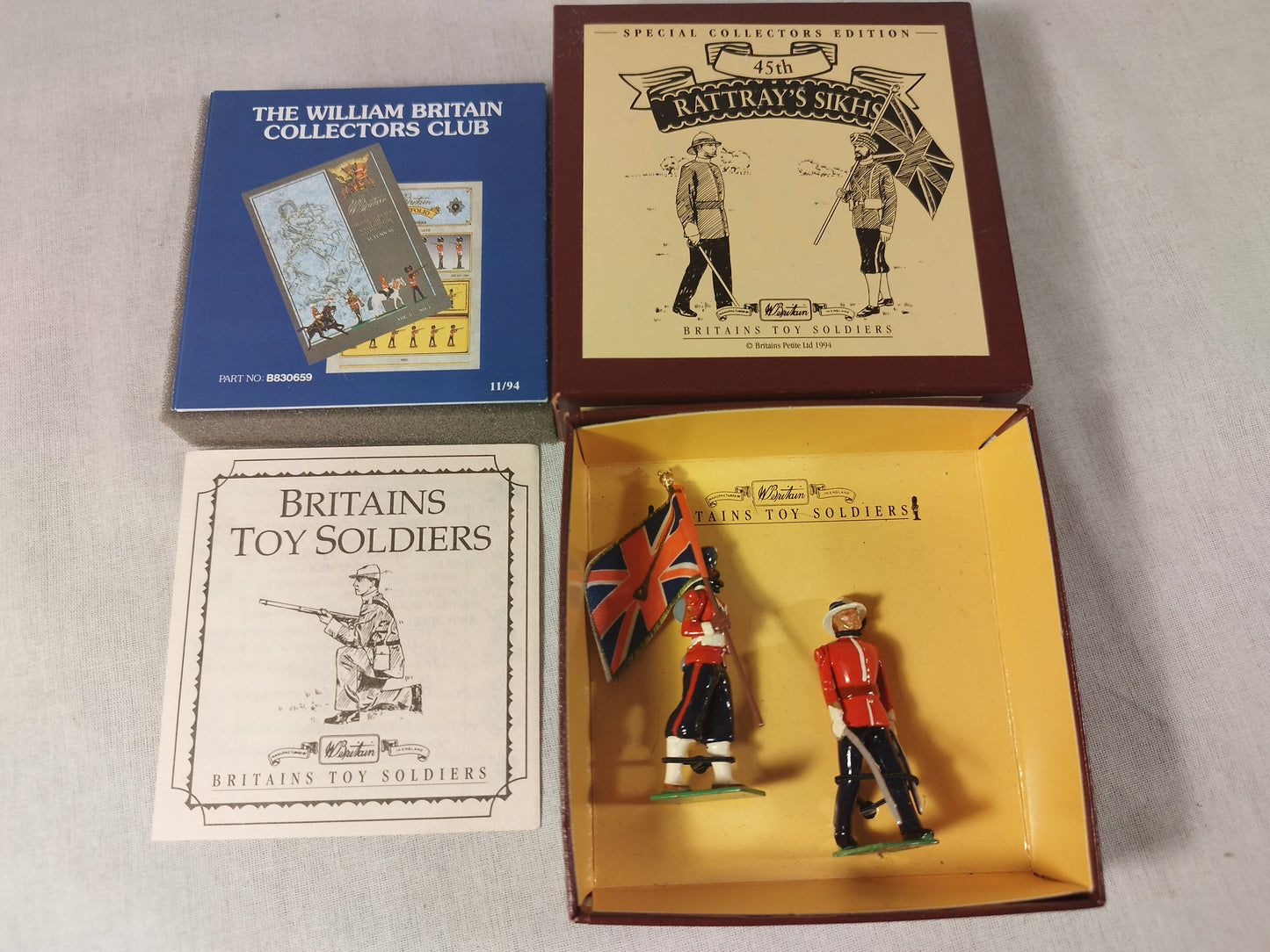 W. Britain 45th Rattray's Sikhs Lead Soldiers Officer and Standard Bearer 8836