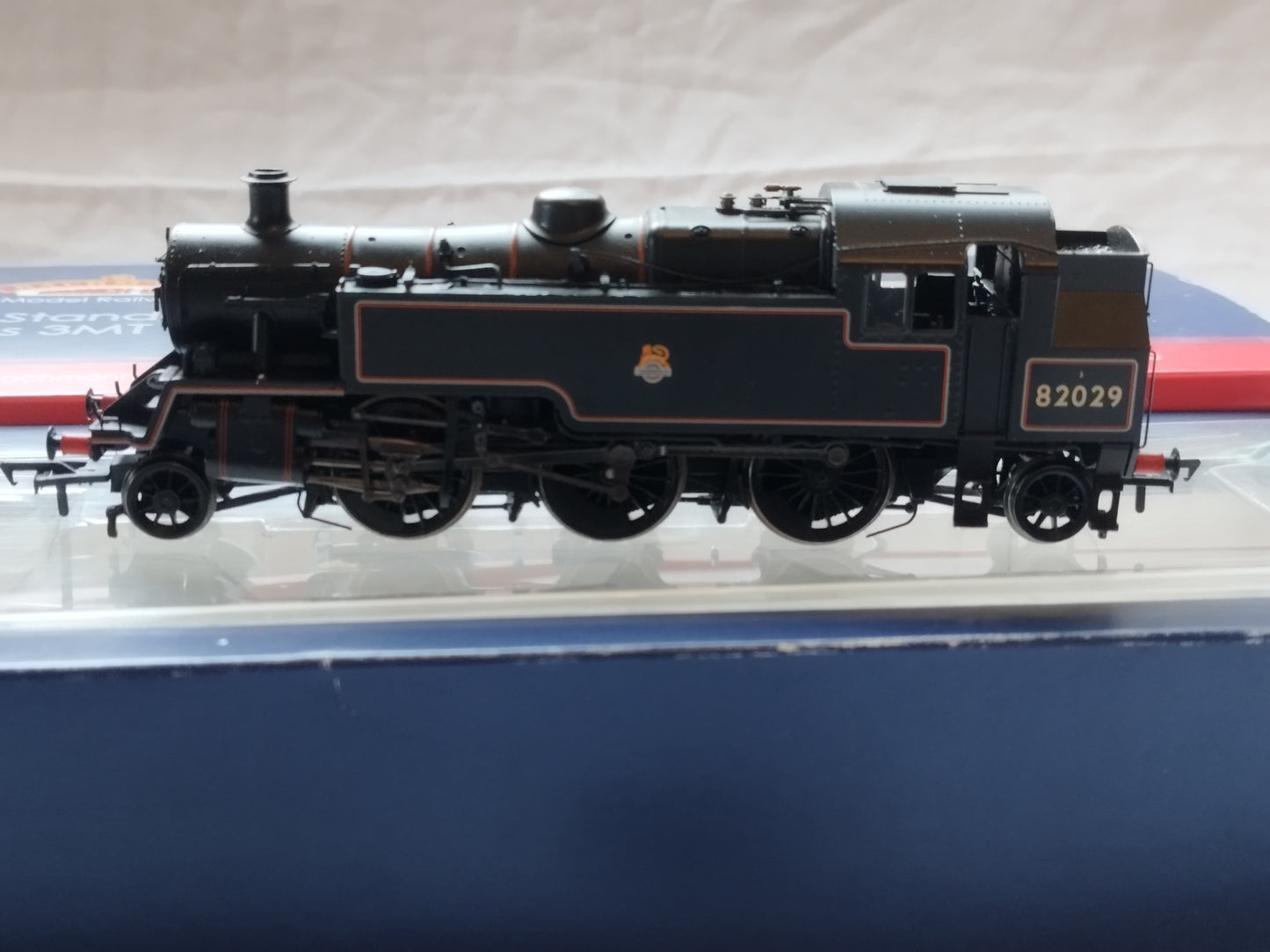 Bachmann 31-975 BR Standard 3MT Tank "82029" - Early Emblem