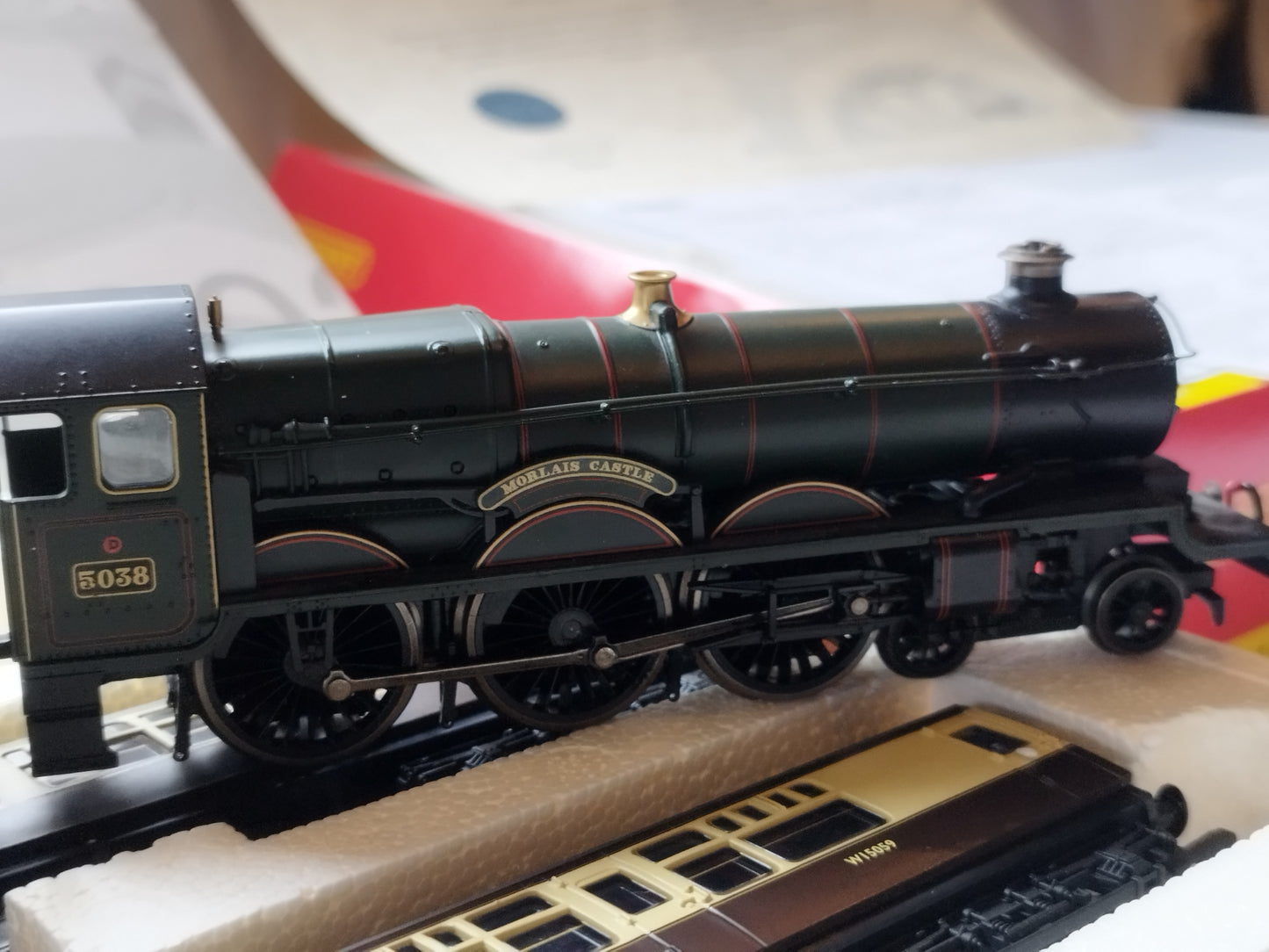 Hornby R2364M "The Torbay Express" Train Pack - Morlais Castle