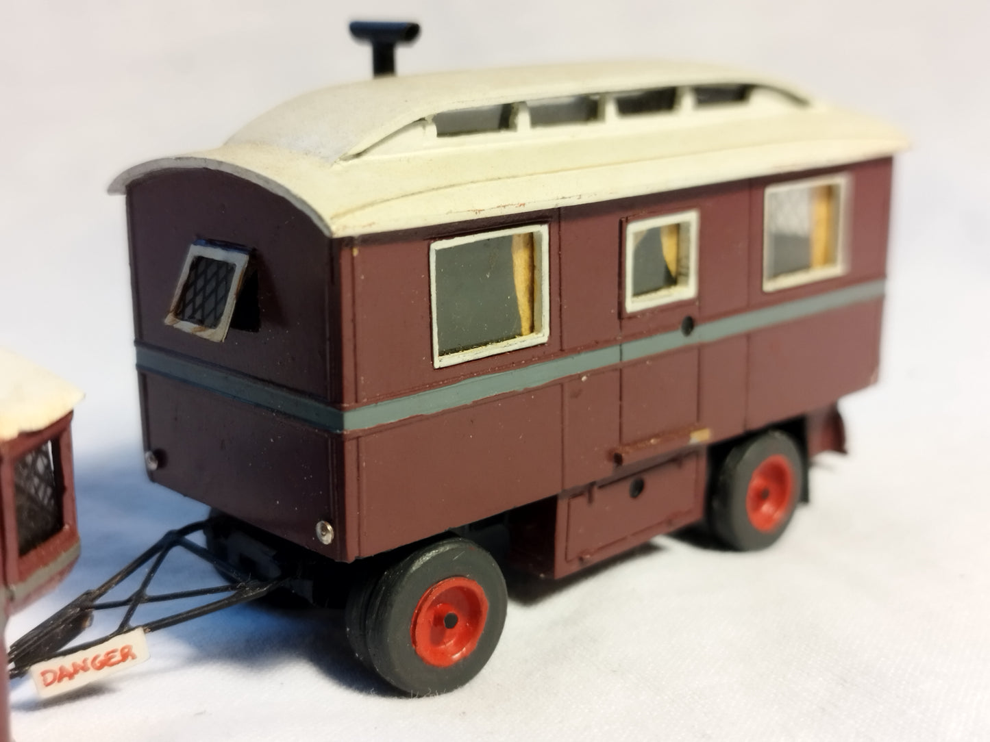Varney Transport Replicas 1/76 Showman's Bus & Caravan - Pro Built by Colin Flannery