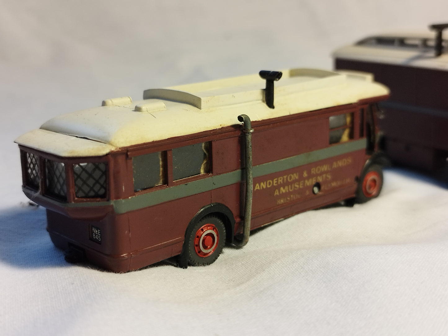 Varney Transport Replicas 1/76 Showman's Bus & Caravan - Pro Built by Colin Flannery