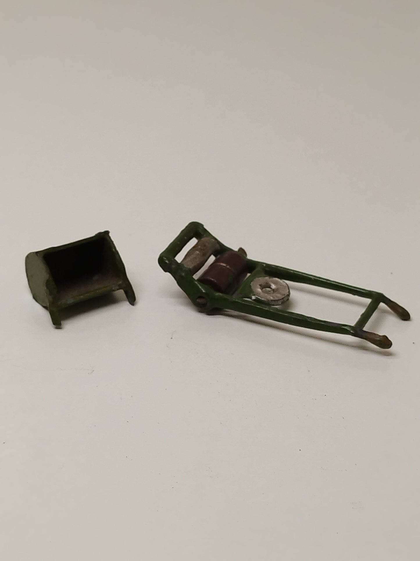 Britains Floral Garden #50 Lawnmower - Pre War (A2)