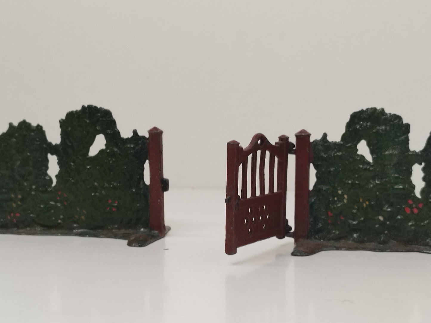 Britains Floral Garden Pre War Lead Hedges and Garden Gate