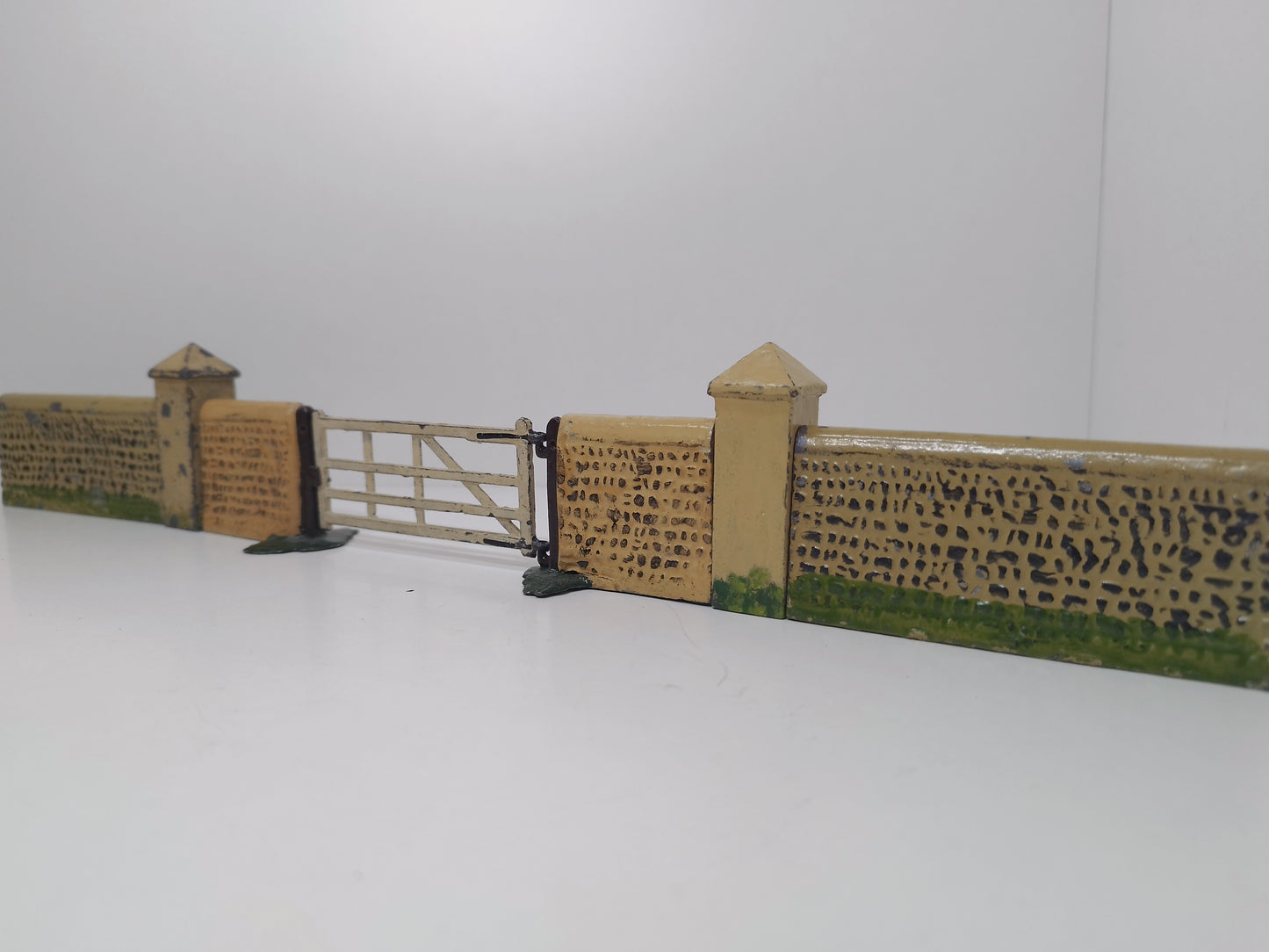 Britains Pre-War Floral Garden Flint Wall with Posts and Gate - Scarce