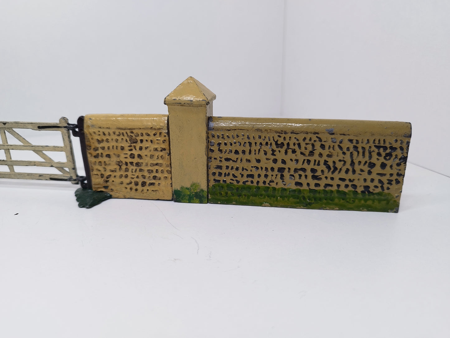 Britains Pre-War Floral Garden Flint Wall with Posts and Gate - Scarce