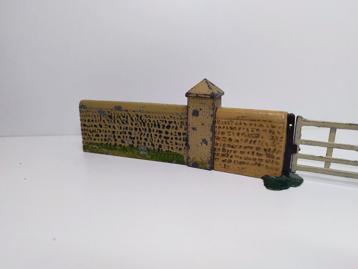 Britains Pre-War Floral Garden Flint Wall with Posts and Gate - Scarce