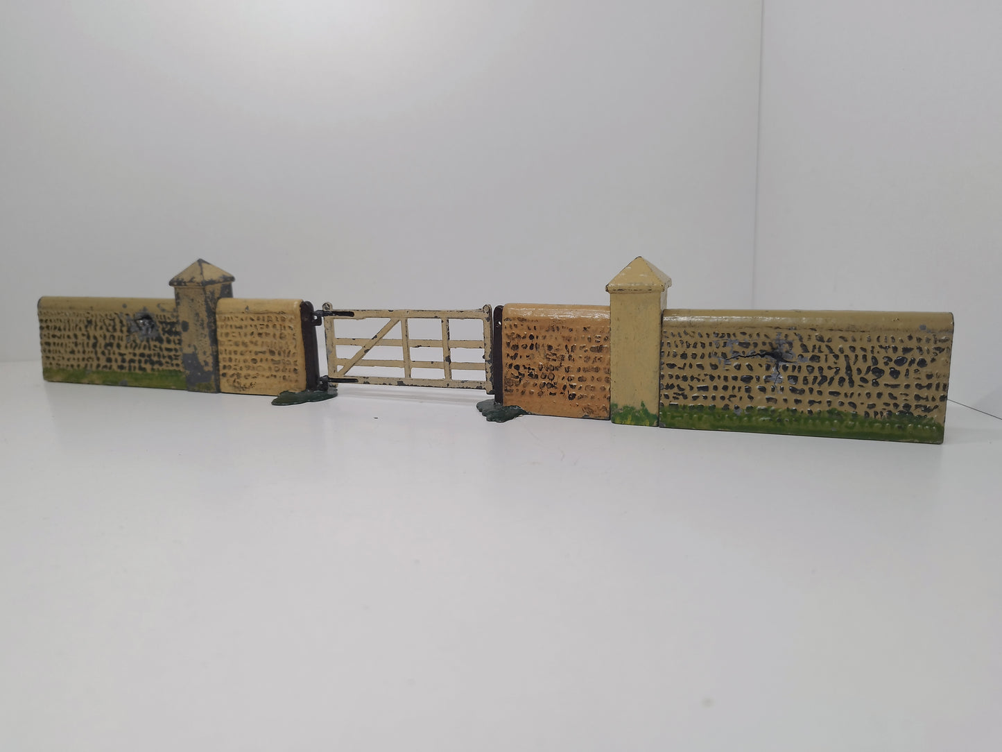 Britains Pre-War Floral Garden Flint Wall with Posts and Gate - Scarce