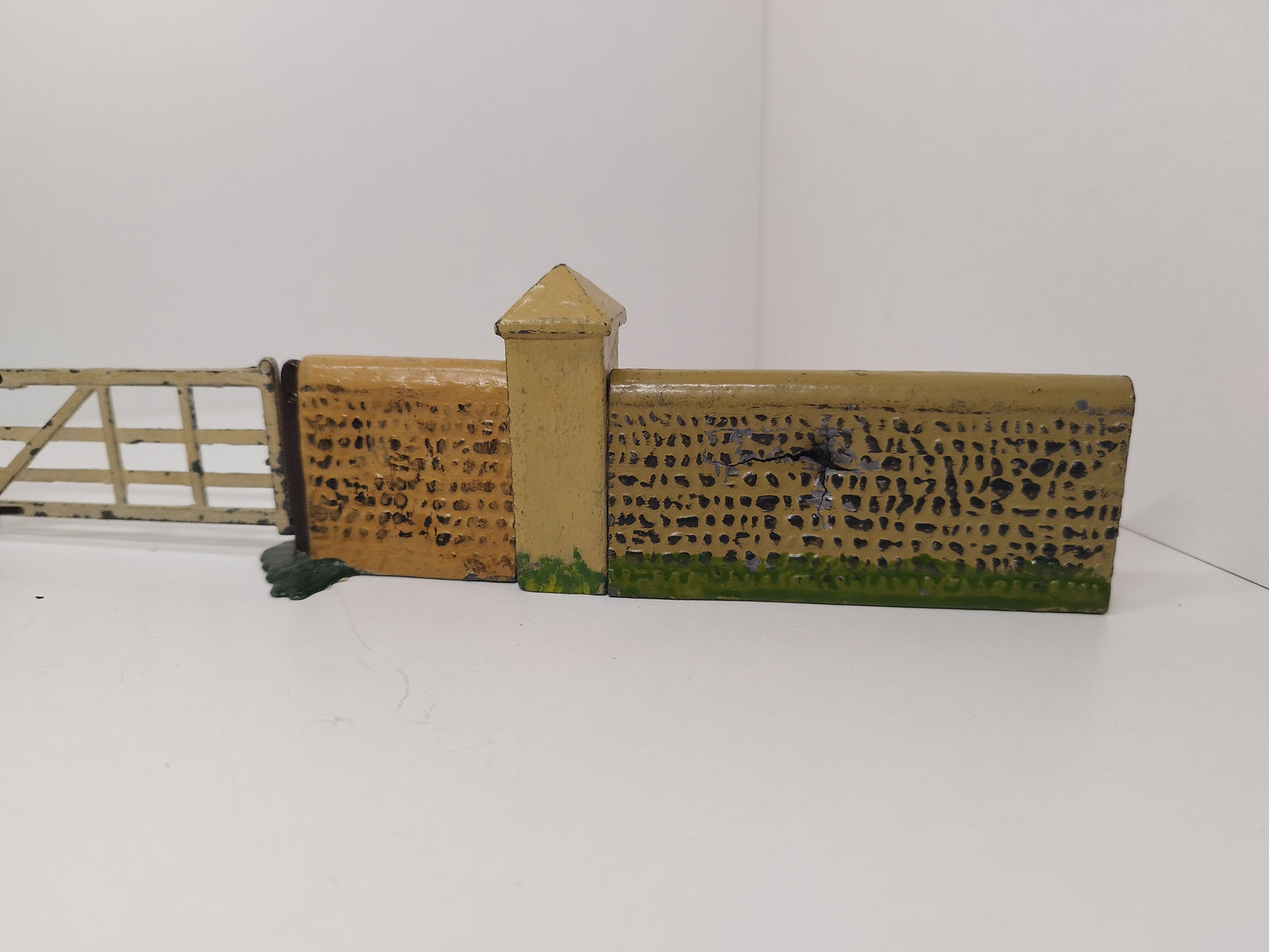 Britains Pre-War Floral Garden Flint Wall with Posts and Gate - Scarce