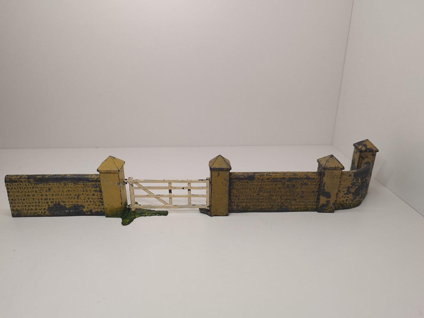 Britains Pre-War Floral Garden Series Flint Wall and Gate Sections x 8
