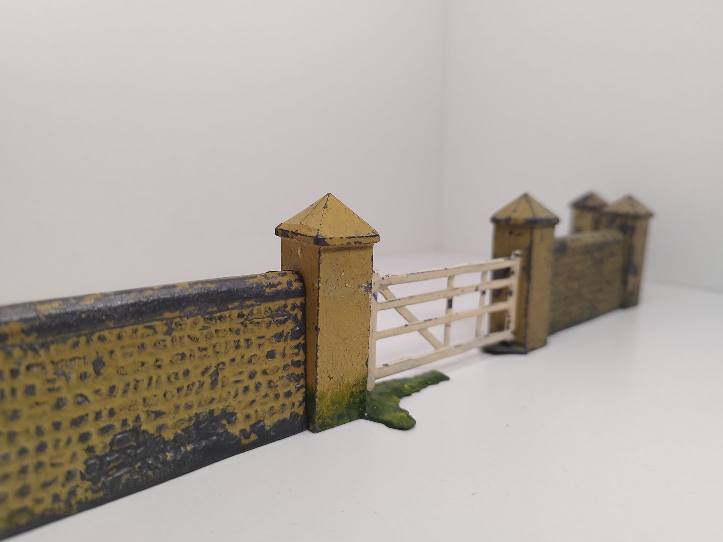 Britains Pre-War Floral Garden Series Flint Wall and Gate Sections x 8
