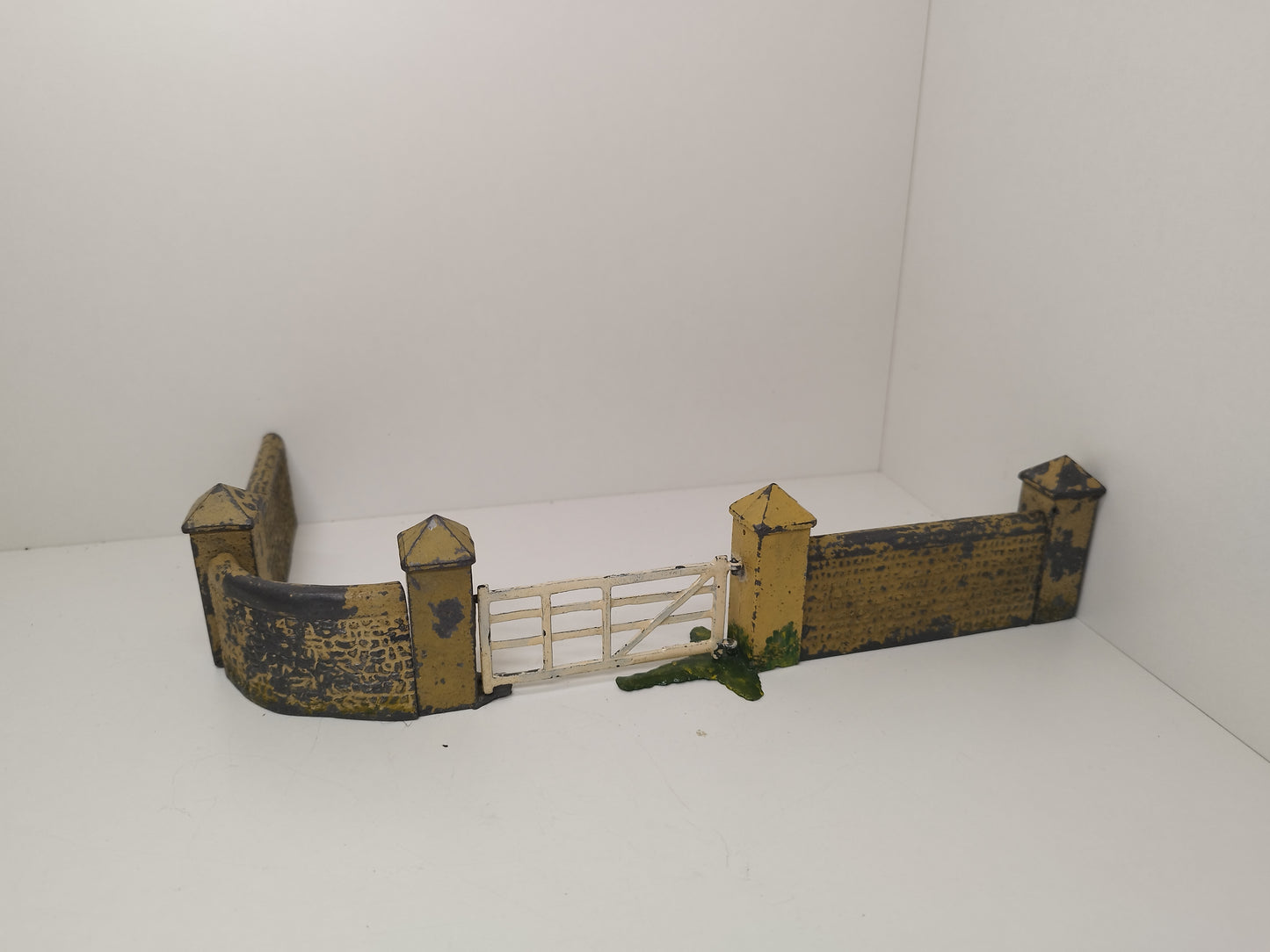 Britains Pre-War Floral Garden Series Flint Wall and Gate Sections x 8