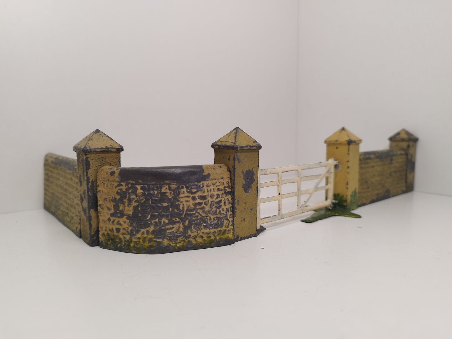 Britains Pre-War Floral Garden Series Flint Wall and Gate Sections x 8