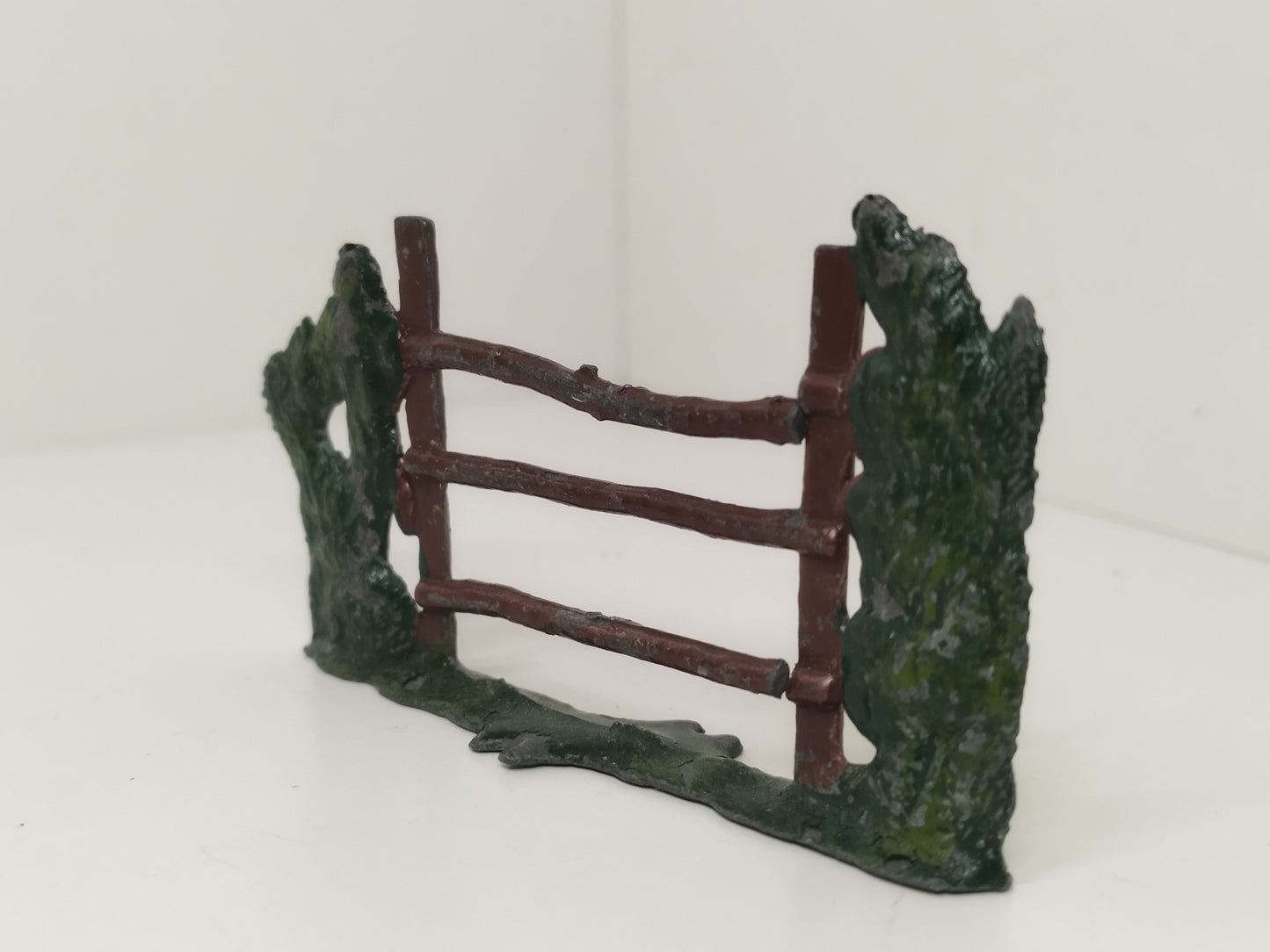 Britains Pre-War Floral Garden Fence with Shrubs