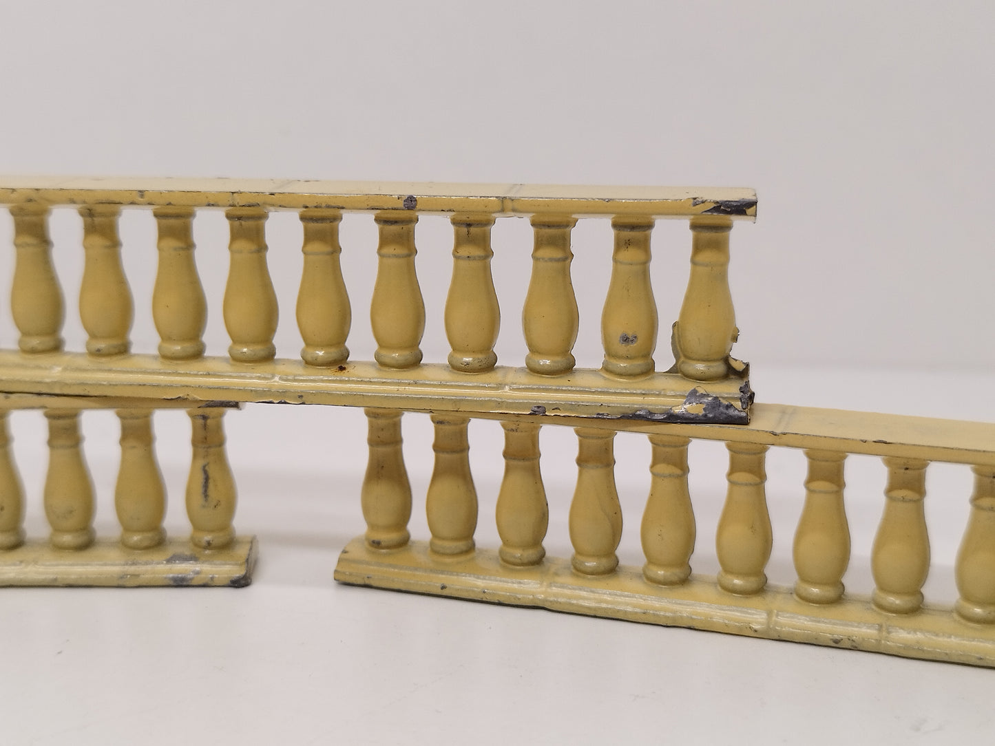 Britains Pre-War Floral Garden Long Balustrade Sections in Cream