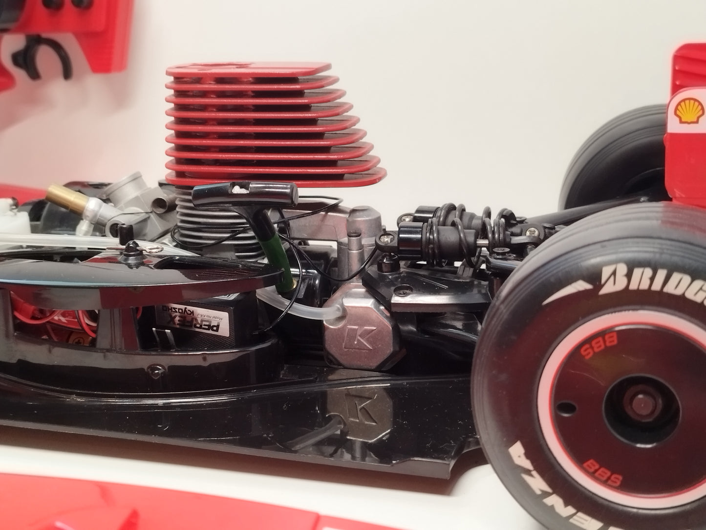 Kyosho / DeAgostini 1/7 Scale F1 Ferrari - Kimi Raikkonen Nitro Engine, 2 Speed RC Car