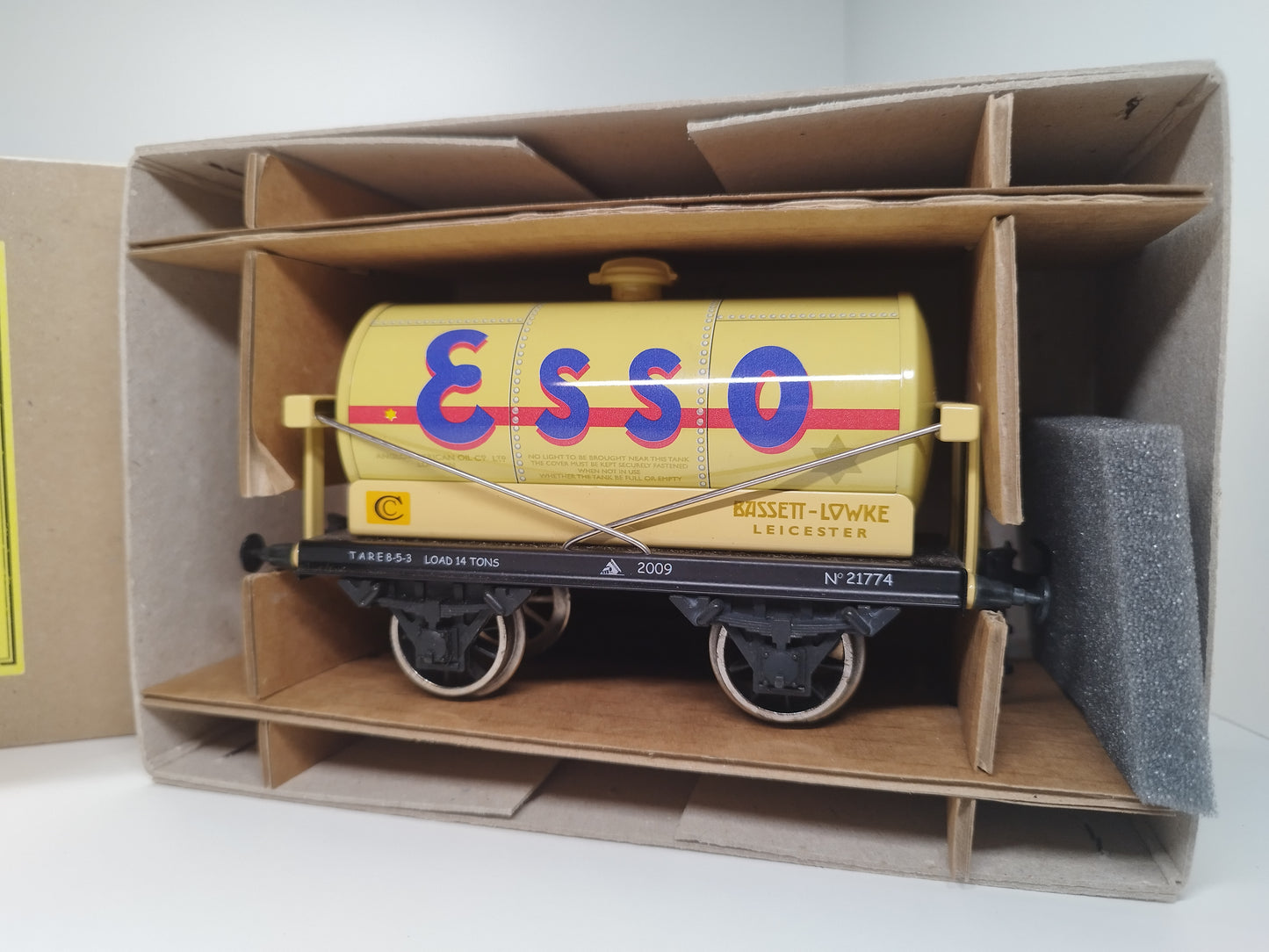 Bassett Lowke O Gauge Tank Wagon "Esso Petroleum" - Buff Colour - 2009 Reissue