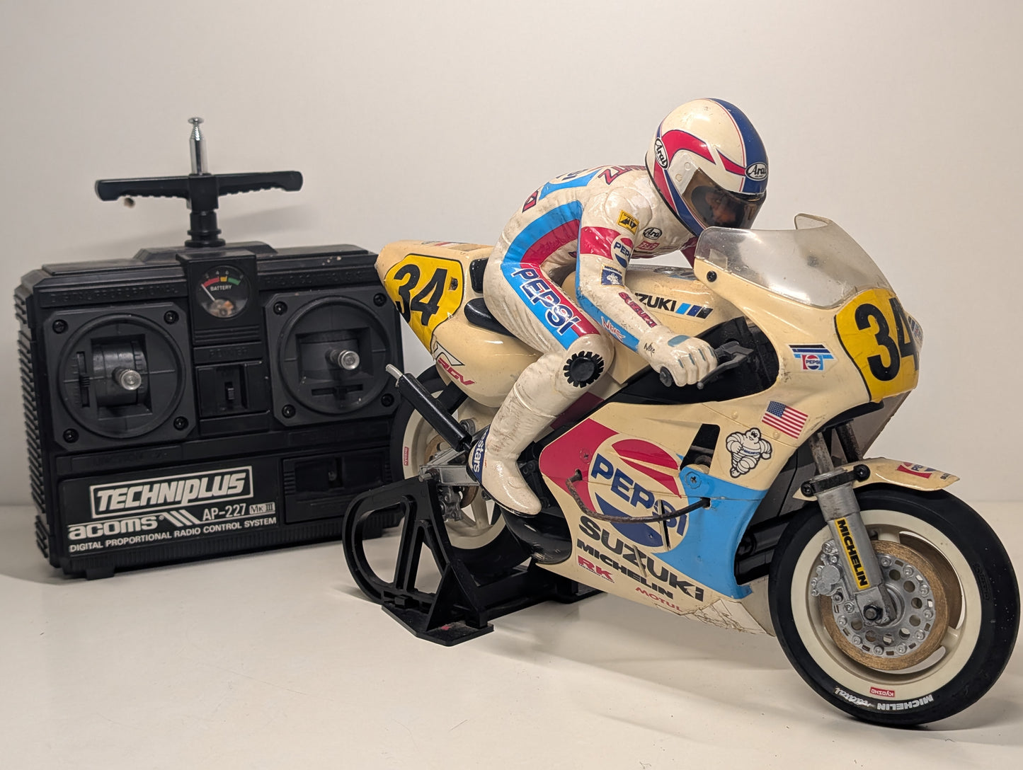 Kyosho 1/8 RC Suzuki RGV Grand Prix Racer 3004 - Kevin Schwantz #34 - Rare!