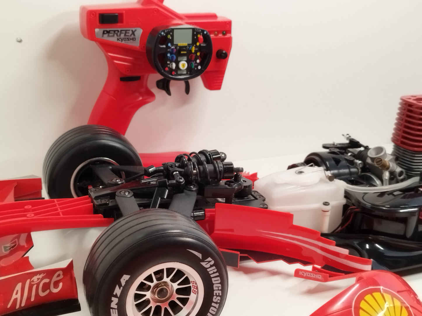 Kyosho / DeAgostini 1/7 Scale F1 Ferrari - Kimi Raikkonen Nitro Engine, 2 Speed RC Car