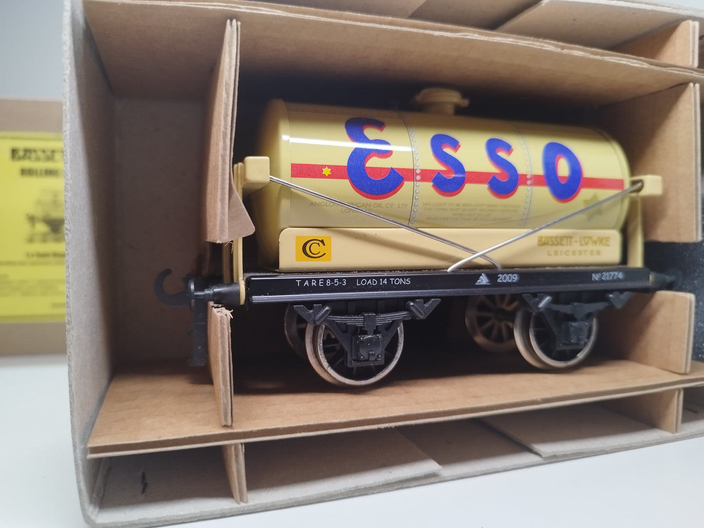 Bassett Lowke O Gauge Tank Wagon "Esso Petroleum" - Buff Colour - 2009 Reissue