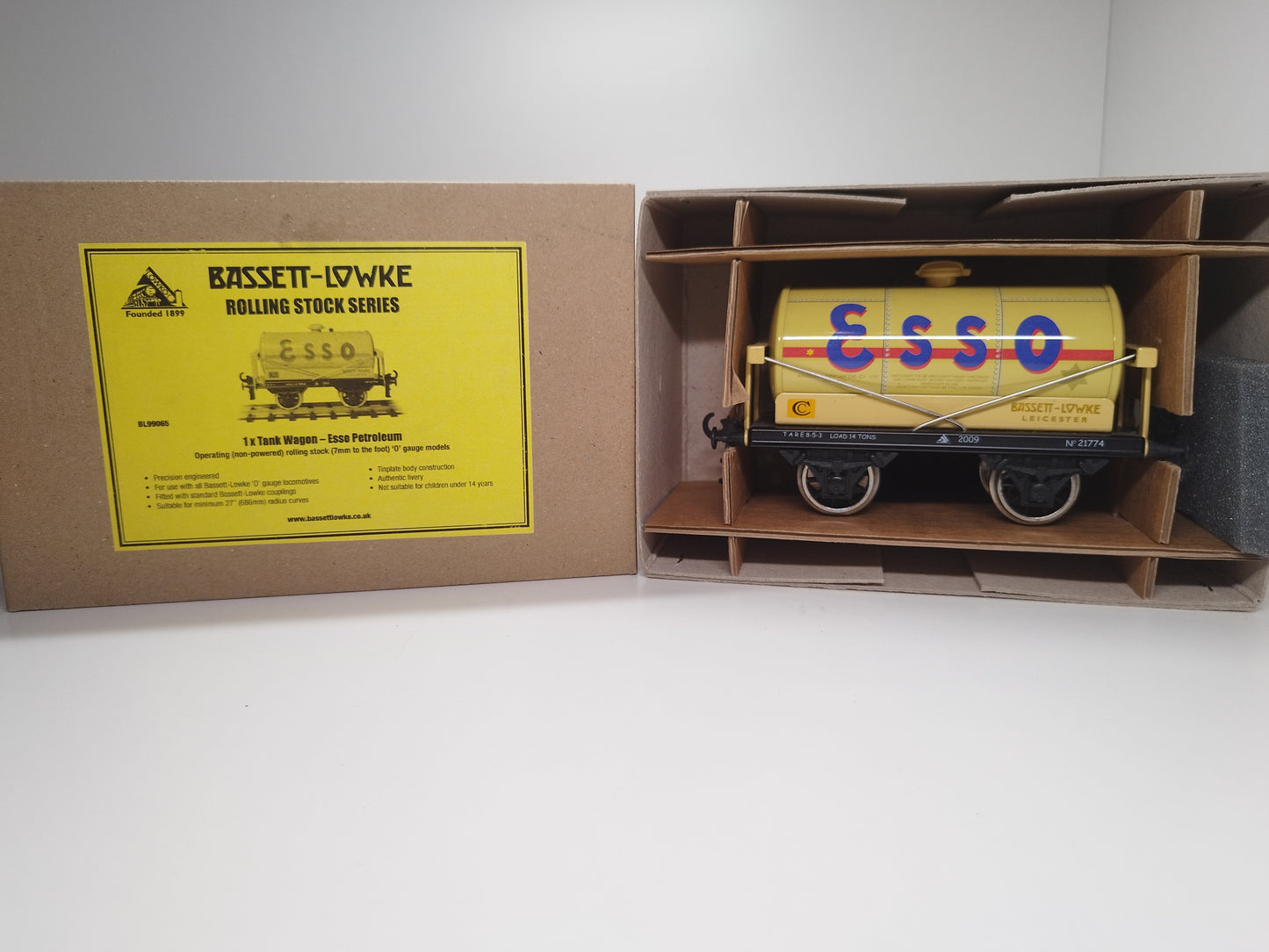 Bassett Lowke O Gauge Tank Wagon "Esso Petroleum" - Buff Colour - 2009 Reissue