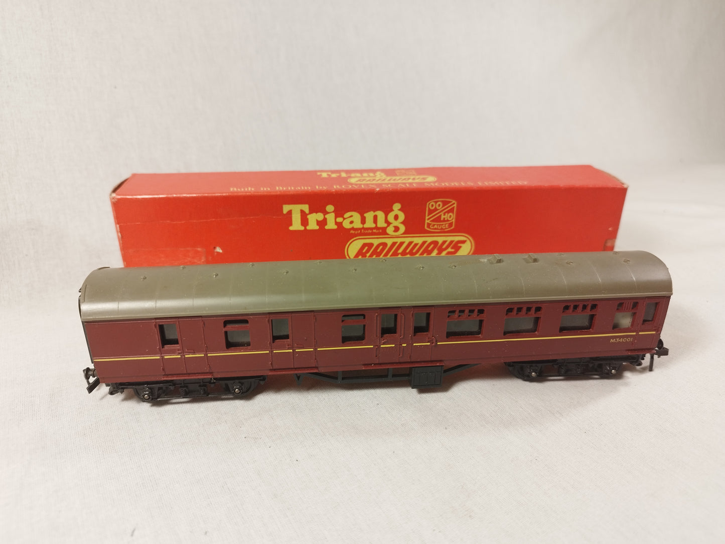 Triang Railways OO Gauge R320 2nd & Brake Coach - Maroon