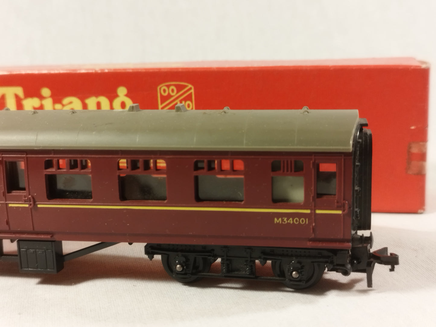 Triang Railways OO Gauge R320 2nd & Brake Coach - Maroon