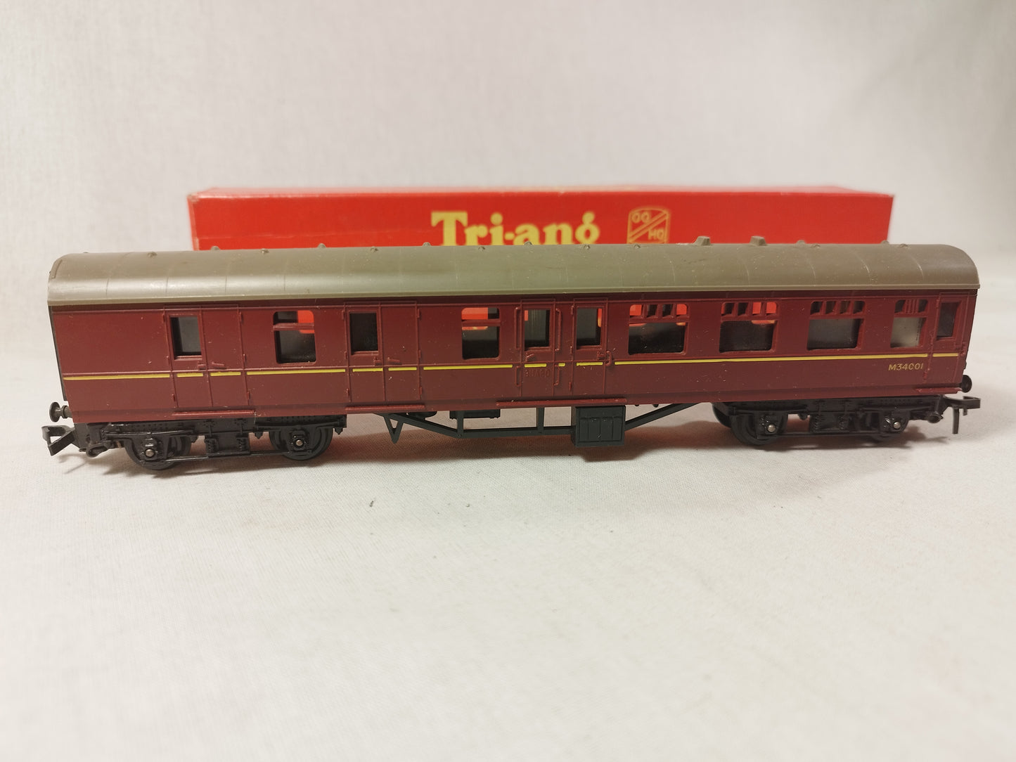 Triang Railways OO Gauge R320 2nd & Brake Coach - Maroon