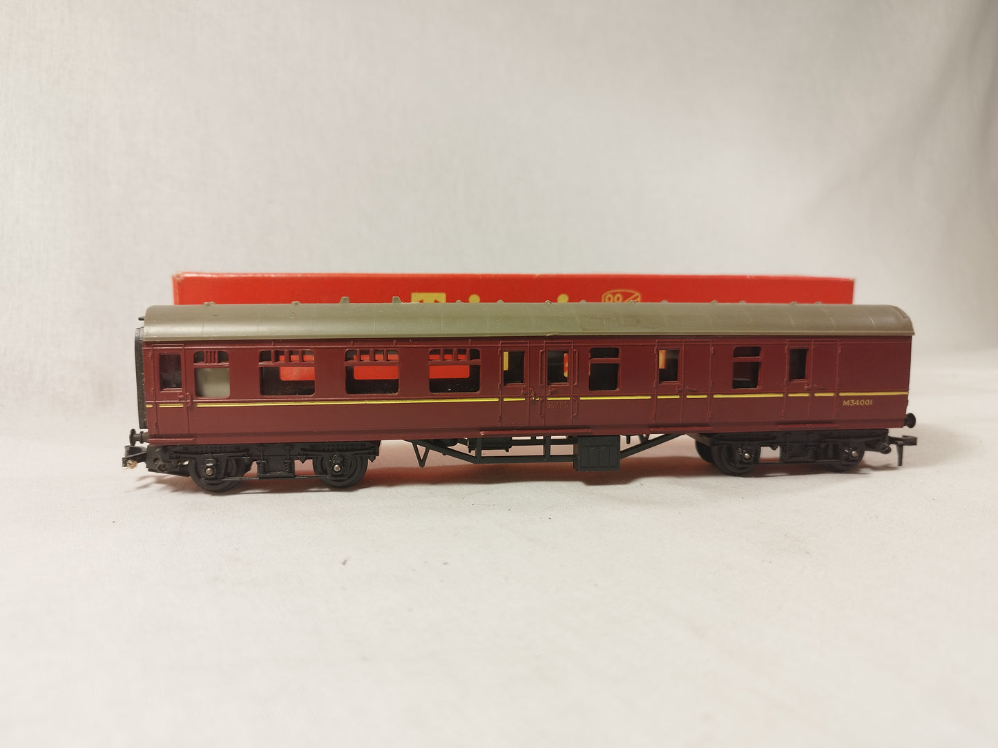 Triang Railways OO Gauge R320 2nd & Brake Coach - Maroon