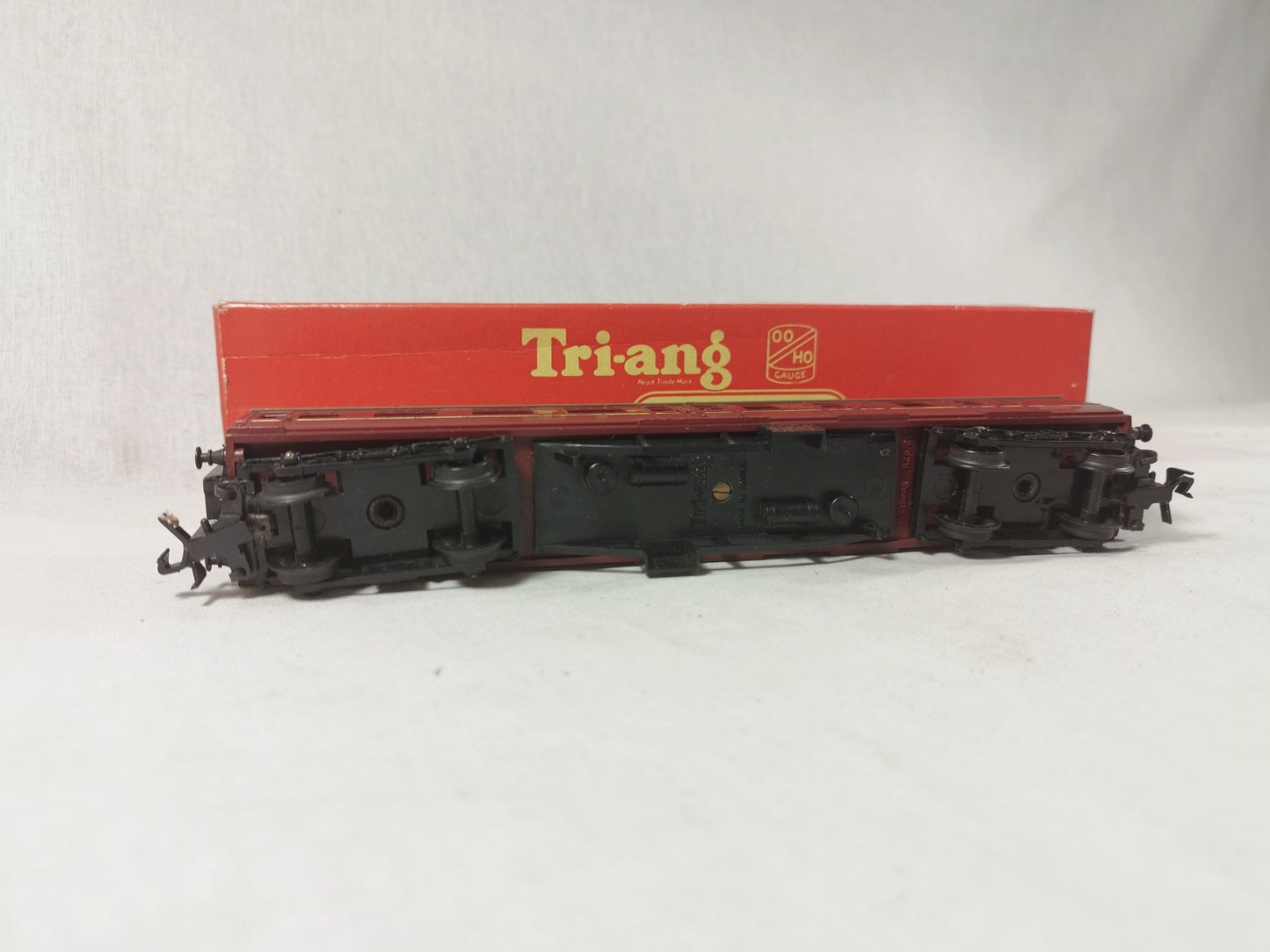 Triang Railways OO Gauge R320 2nd & Brake Coach - Maroon