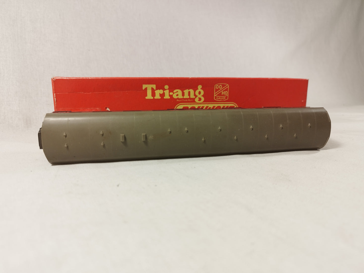 Triang Railways OO Gauge R320 2nd & Brake Coach - Maroon