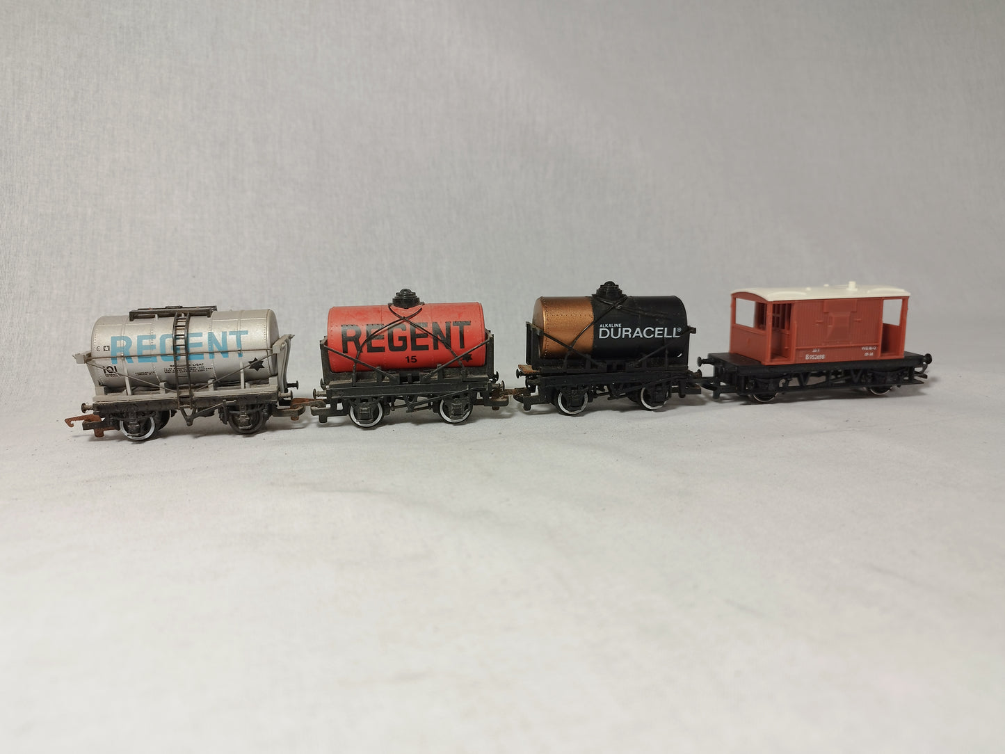 Hornby OO Gauge 3 x Tank Wagons & Brake Van Set