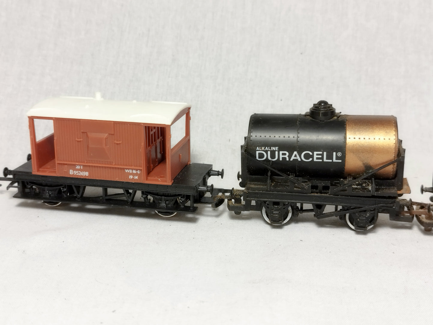 Hornby OO Gauge 3 x Tank Wagons & Brake Van Set