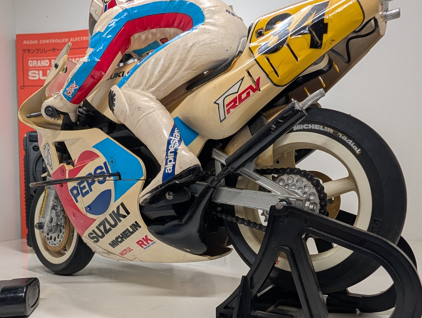 Kyosho 1/8 RC Suzuki RGV Grand Prix Racer 3004 - Kevin Schwantz #34 - Rare!